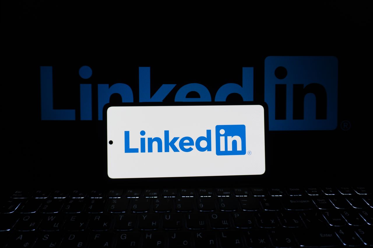5 LinkedIn Moves That Turn Mid-Level Managers into VP Candidates